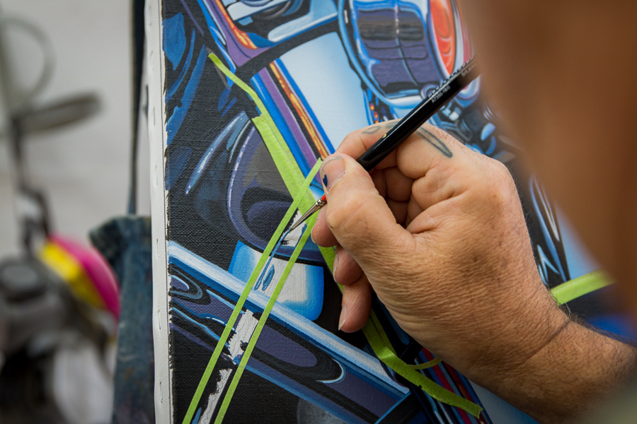 Scott jacobs painting a cable on his 2019 sturgis painting