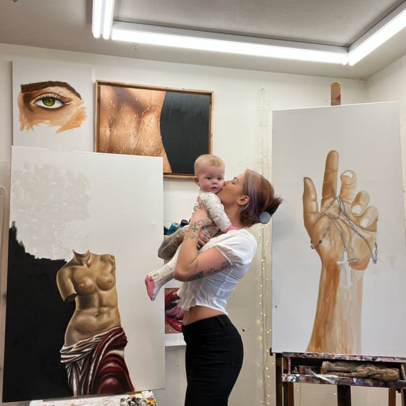 alexa jacobs-perce kissing her daughter Daisy in her art studio